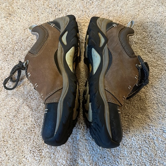 Ahnu hiking shoes - Picture 2 of 6